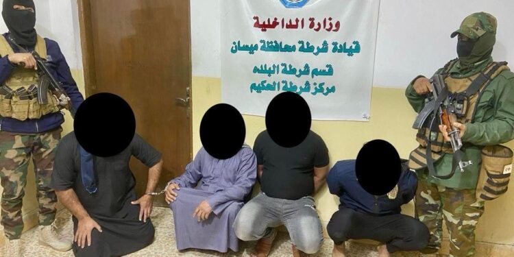 القبض على 4 متهمين بالقاء عبوة ناسفة على منزل في العمارة