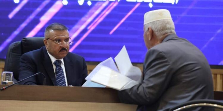 وزير الداخلية يوجه بتلبية احتياجات وطلبات أسر الشهداء والجرحى