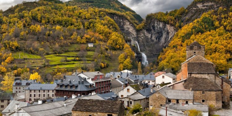 زوجان يشــــتريان قرية إسبانية مهجورة