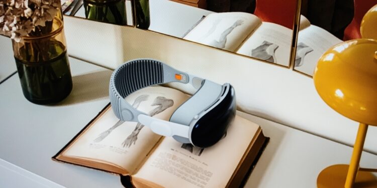 “فيجن برو” نظارة تمزج بين الواقعين المعزز والافتراضي