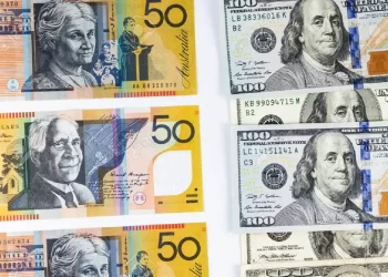 الدولار الأمريكي قرب ذروته في 3 أشهر والأسترالي يصعد