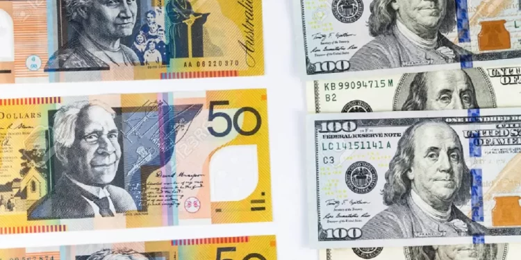 الدولار الأمريكي قرب ذروته في 3 أشهر والأسترالي يصعد