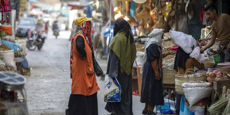 جميع أطراف النزاع في اليمن “تقيـــد حركة النساء”