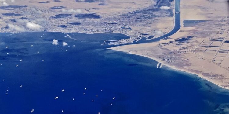 مصر تدرس “الازدواج الكامل” لقناة السويس