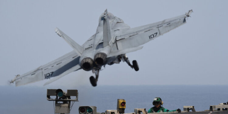 الأمريكيون يدمرون مسيرات وصاروخ في اليمن والحوثيون يستعرضون سلاح “فرط صوتي”