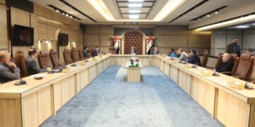 المالية تبحث مع البنك المركزي سبل زيـــادة “قيمة الدينار العراقي”