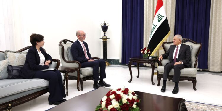 الرئيس العراقي يستقبل السفير البريطاني