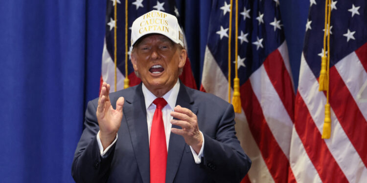 ترامب يروِّج لنسخة خاصة من الأناجيل ويدعو مناصريه لاقتنائها