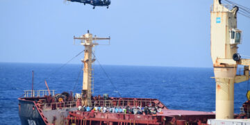 البحرية الهندية تستعيـــد سفينة “أم في روين” وتحرر طاقمها