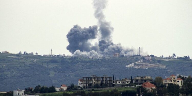 غارات على جنوب لبنان… والجيش الإسرائيلي يعلن قصف موقعين لـ”حزب الله”