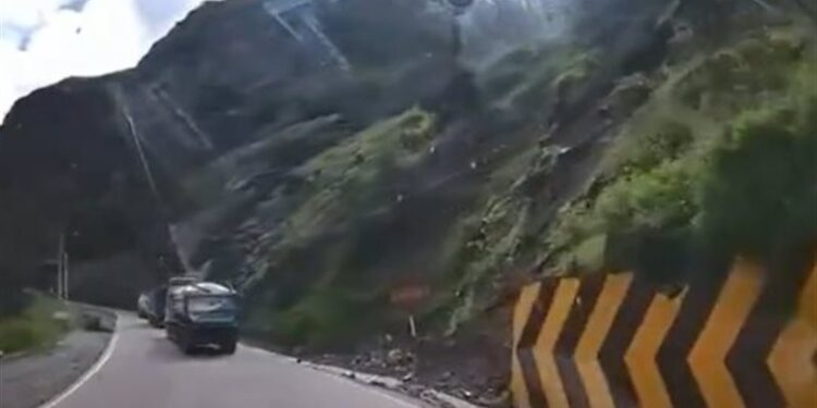 صخرة عملاقة تسحق شاحنة على طريق جبلي