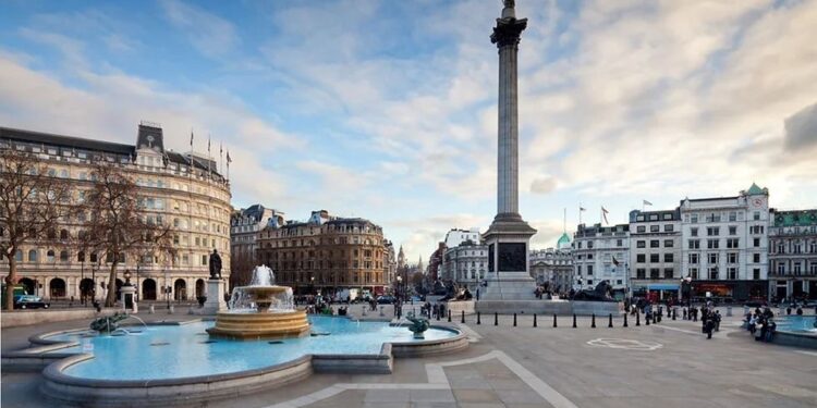 منحوتة تمثّل “المرأة اللندنية المعاصرة” تُعرضَ في ترافالغار ‏سكوير