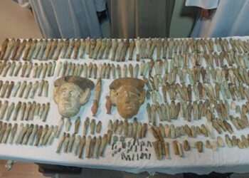 مصر .. احباط تهريب (437 قطعة أثرية) بينها توابيت وتماثيل