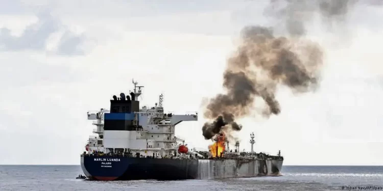 واشنطن تتوعد بمحاسبة الحوثيين بعد هجوم استهدف سفينة وأوقع 3 قتلى