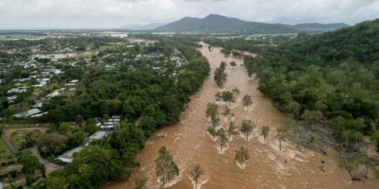 أستراليا .. إعصار يحاصر 700 شخص