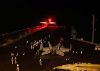 البحرية الأميركية تسقط 15 طائرة مسيرة في البحر الأحمر