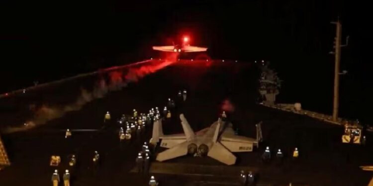 البحرية الأميركية تسقط 15 طائرة مسيرة في البحر الأحمر