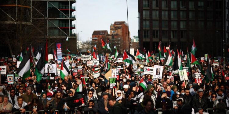 لندن .. الآلاف يتظاهرون للمطالبة بوقف الحرب بغزة