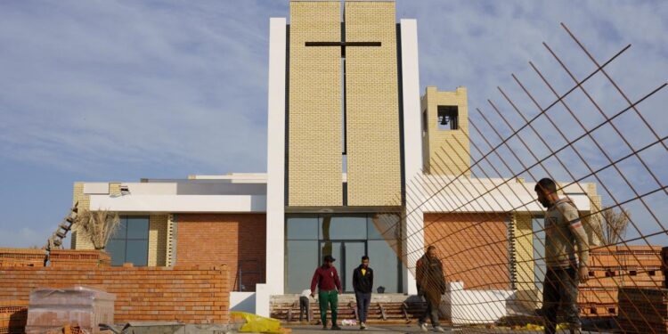 العراق يحــاول جذب الزوار المسيحيين بكنيسة جديدة في أور