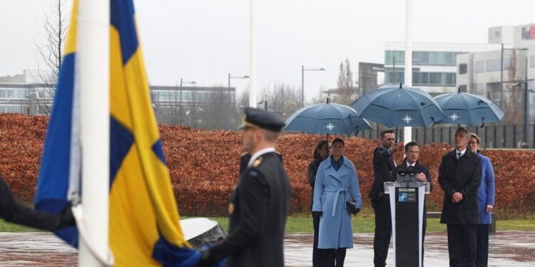 رفــــع علم السويد في مقر الناتو لــتصبح السويد العضو الـ 32 في الحلف