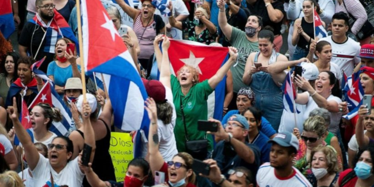 كوبا .. النظام الشيوعي يترنح وسقوطه بات وشيكا