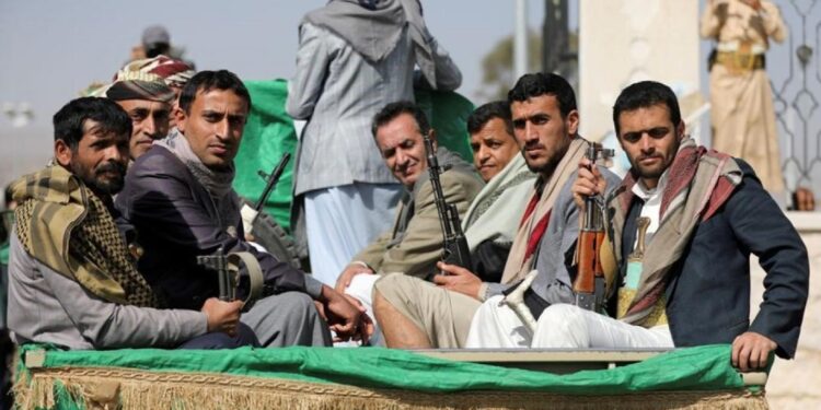 اليمن .. الحوثيون يفجرون منزلا على رؤوس ساكنيه