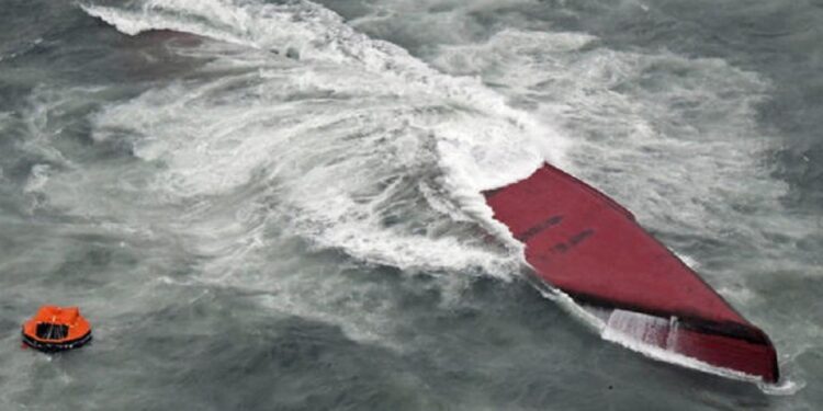 غرق ناقلة كيماويات من كوريا الجنوبية قبالة ساحل اليابان