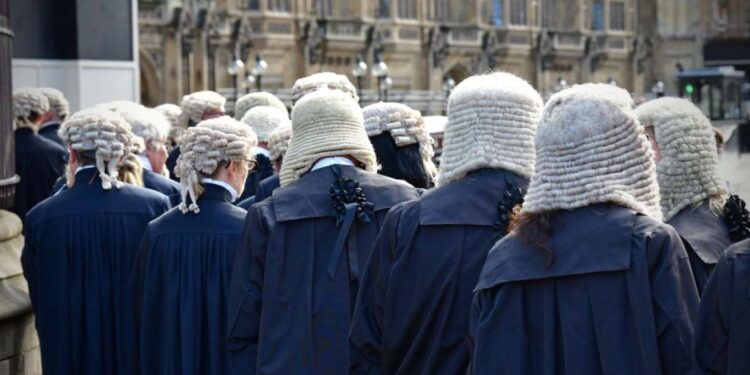 علامة الباروكة في المحاكم البريطانية