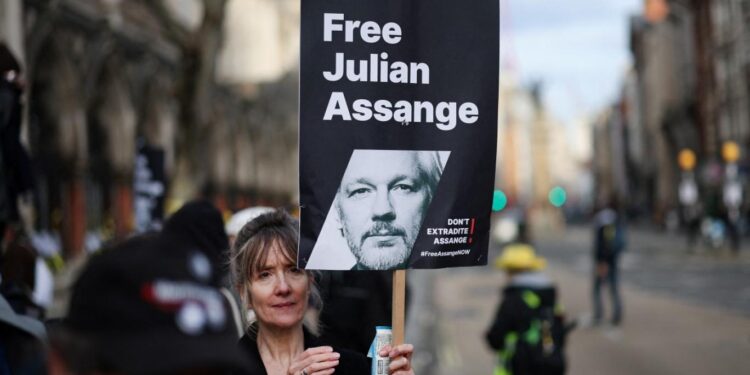 مؤسس “ويكيليكس” له فرصة مؤقتة تعرقل تسليمه إلى واشنطن