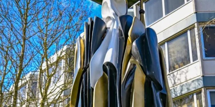 بسبب “قبحــــه” إزالة تمثال لزوج ملكة بريطانيا الراحلة