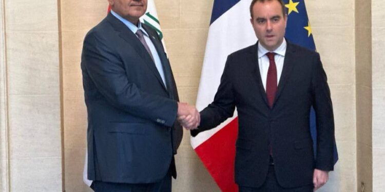 وزير الدفاع يصل الى فرنسا