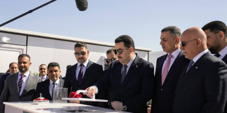 السوداني يضع حجر الأساس لمشروع أعمال تطوير البنى التحتية في البصرة