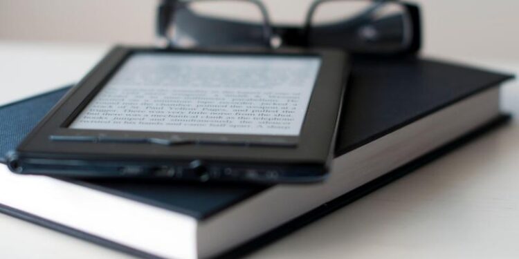 من يتصدر المنافسة ,,, الكتاب الرقمي أم الورقي ؟