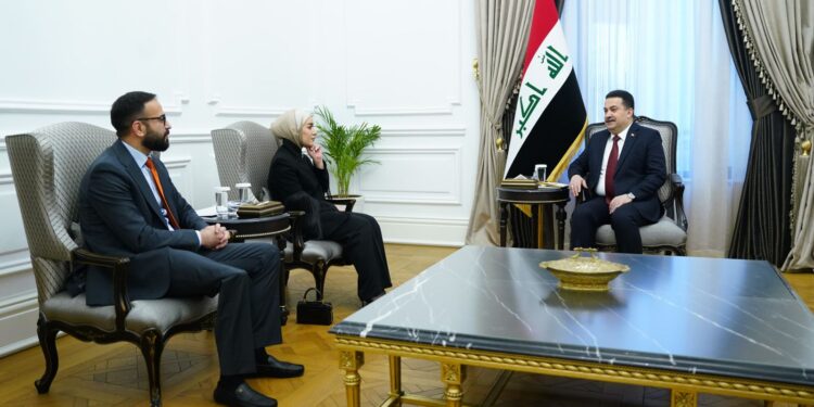 السوداني يستقبل الشابة العراقية تالا الخليل الفائزة بجائزة صنّاع الامل