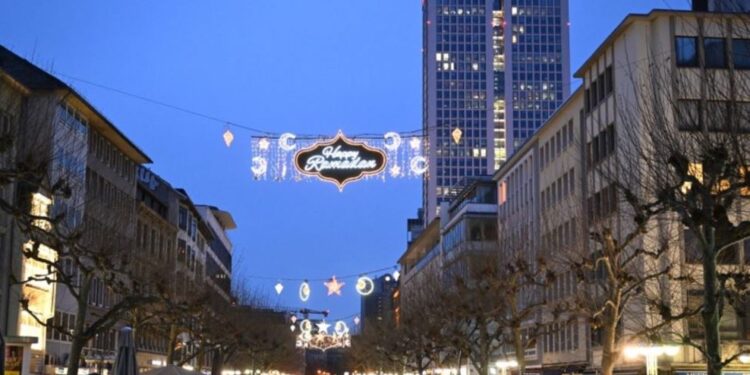 “فرانكفورت” الألمانية تتزين لأول مرة في تاريخها بفوانيس وأضواء رمضان