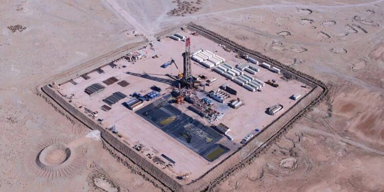 حفر بئرين نفطيين في حقل الزبير النفطي