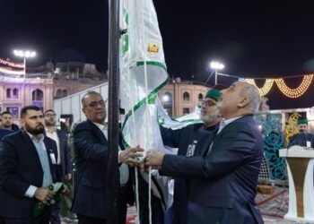 العتبة العباسية ترفع رأية الإمام الحسن عليه السلام بذكرى ولادته