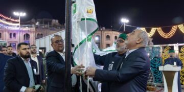 العتبة العباسية ترفع رأية الإمام الحسن عليه السلام بذكرى ولادته