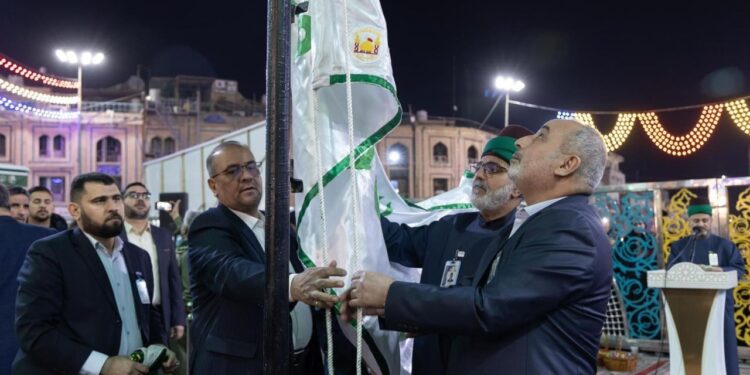العتبة العباسية ترفع رأية الإمام الحسن عليه السلام بذكرى ولادته