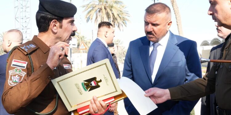 وزير الداخلية يتفقد طلبة كلية الشرطة الدورة (70)