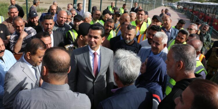 وزير النقل يفتتح خطاً جديداً ضمن مشروع النقل الجماعي في بغداد