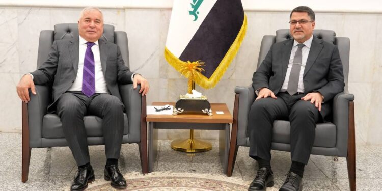 رئيس هيئة الاستثمار يلتقي سفير طاجيكستان