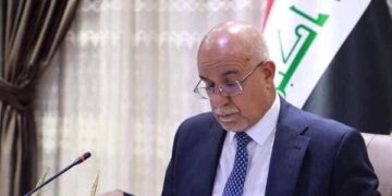 وزير الصحة يدعو خريجي الفروع الطبية من الجامعات العراقية وغير العراقية بملء الاستمارة الالكترونية الخاصة بهم