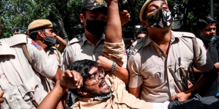 الهند .. المسلمون يتعرضون للضرب من قبل الشرطة بسبب تأديتهم الصلاة يوم الجمعة