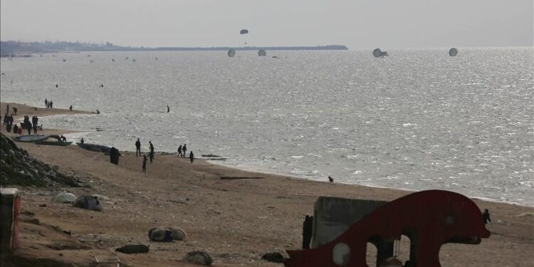 أمريكا تنفذ أول عملية إنزال جوي للمساعدات على قطاع غزة