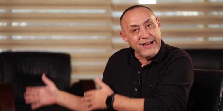 التصويت على اقالة نبيل جاسم من منصبه