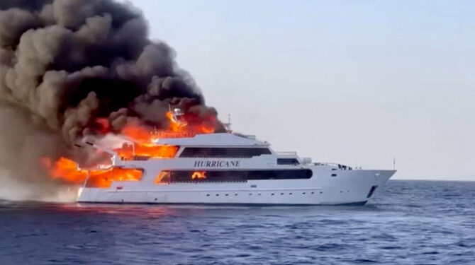 تايلاند .. أشخاص يقفزون في البحر هرباً من النيران