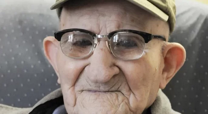 وفاة أكبر رجل معمر في العالم