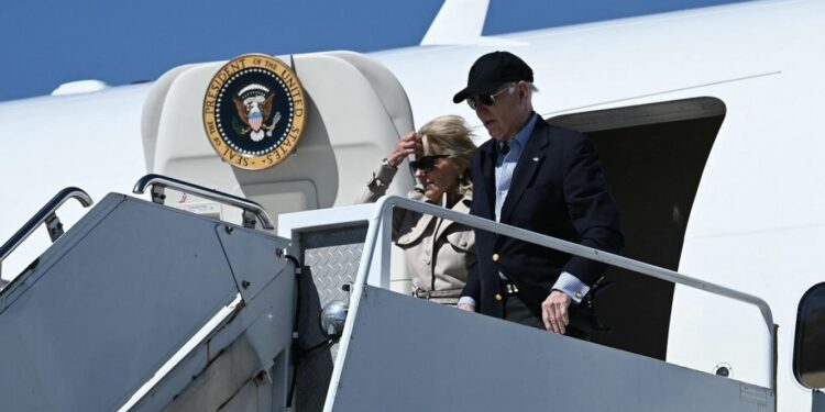 سرقة مقتنيات طائرة الرئيس الأميركي من قبل الصحفيين