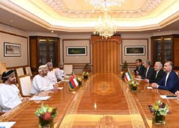 سلطنة عمان تدعو لــ”خفض التصعيد” خلال زيارة لوزير الخارجية الإيراني